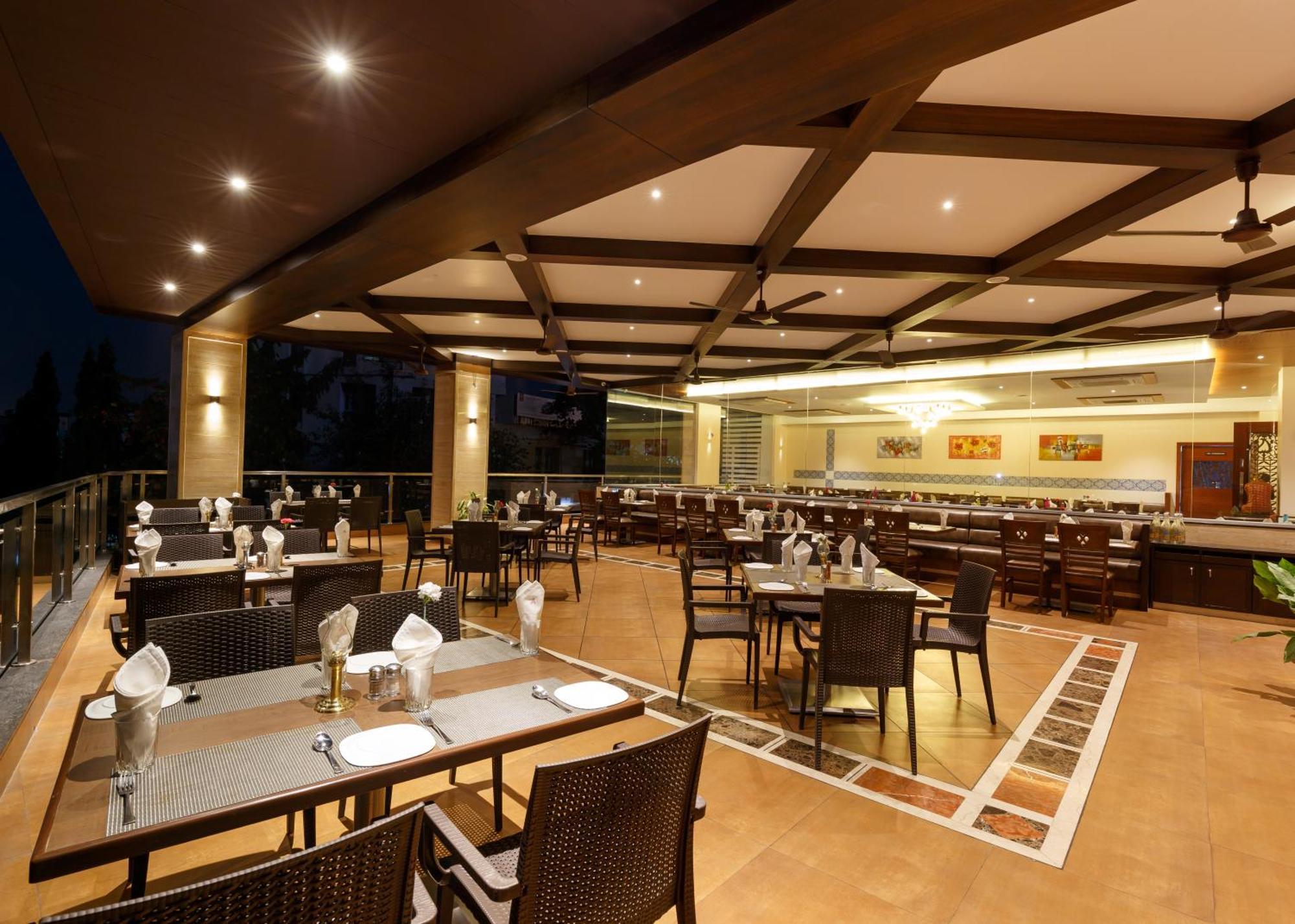 Hotel Ayodhya Kolhapur Buitenkant foto