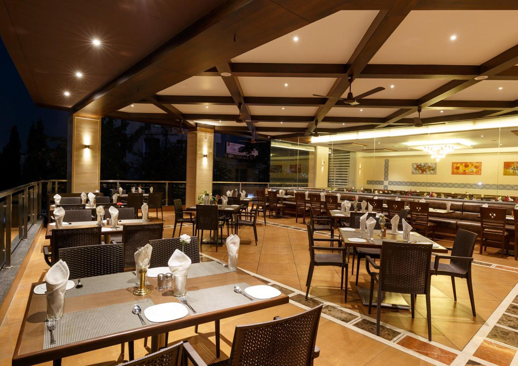 Hotel Ayodhya Kolhapur Buitenkant foto