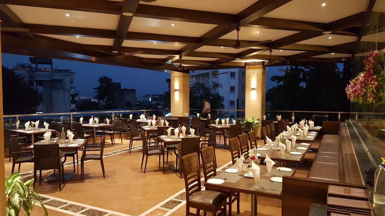 Hotel Ayodhya Kolhapur Buitenkant foto