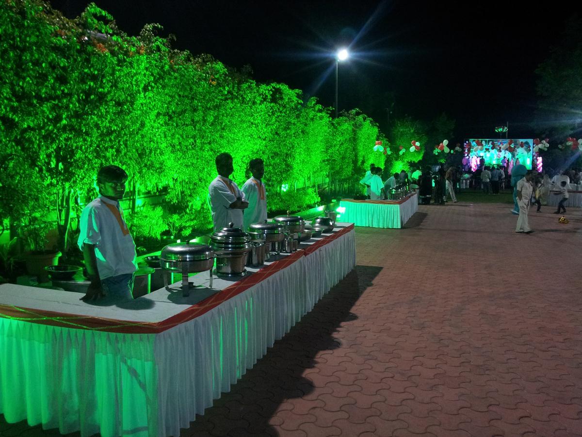 Hotel Ayodhya Kolhapur Buitenkant foto