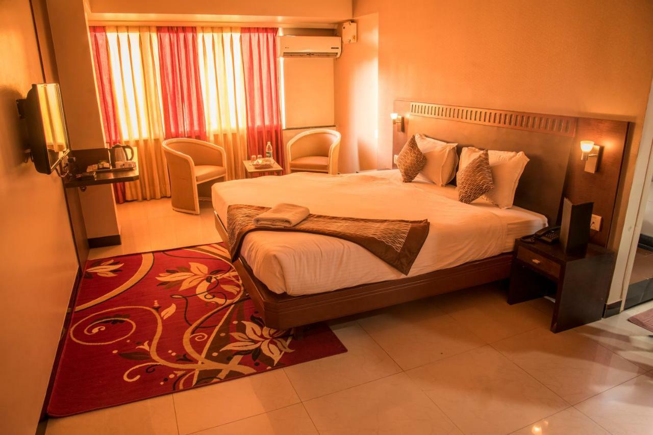 Hotel Ayodhya Kolhapur Buitenkant foto