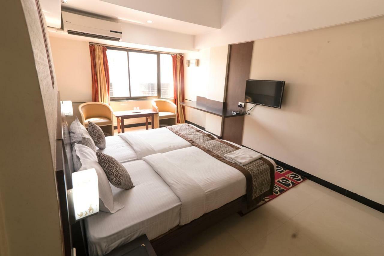 Hotel Ayodhya Kolhapur Buitenkant foto