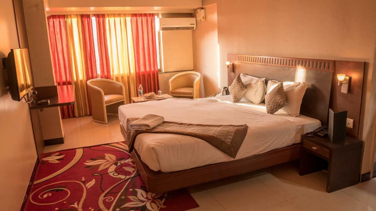 Hotel Ayodhya Kolhapur Buitenkant foto