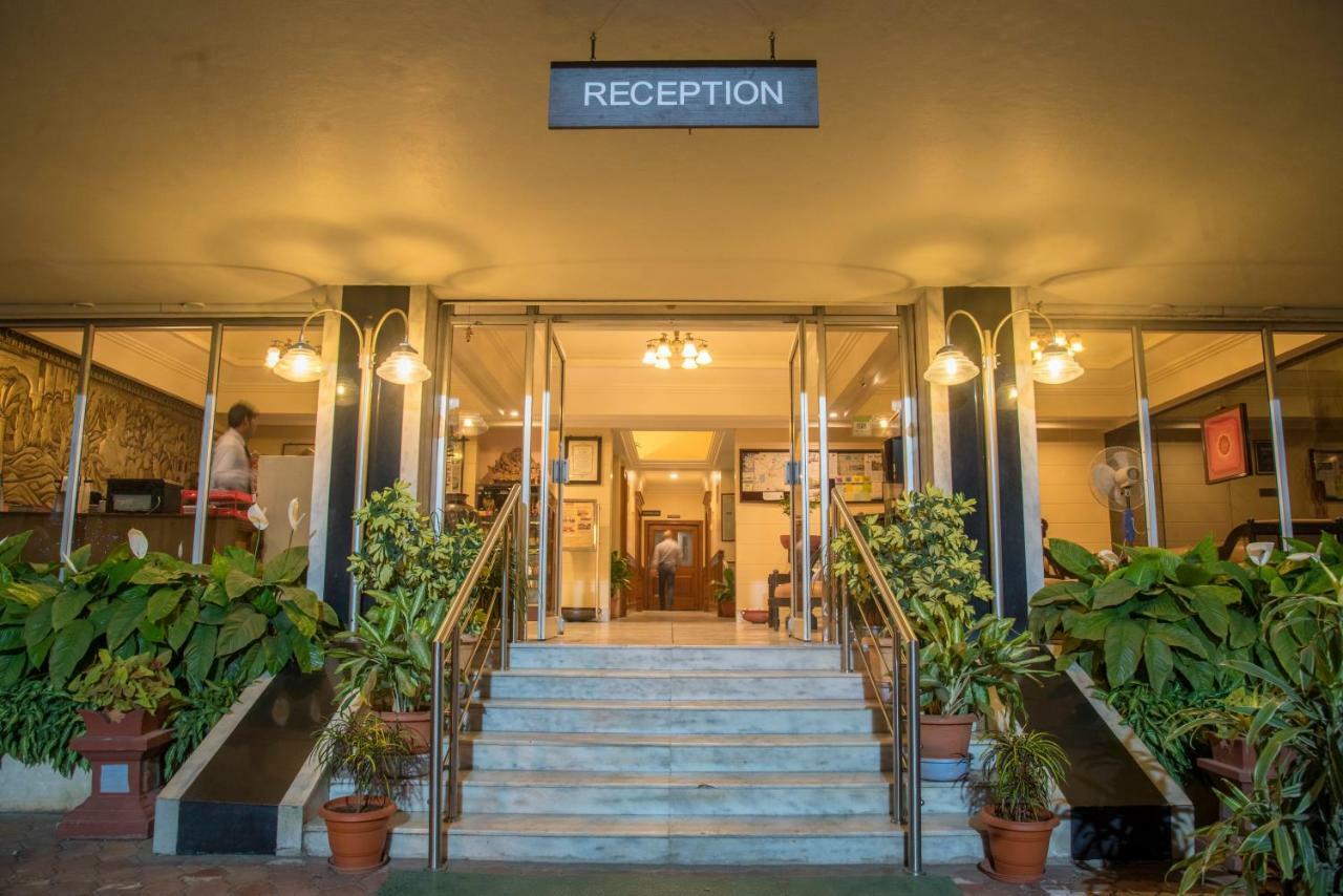 Hotel Ayodhya Kolhapur Buitenkant foto
