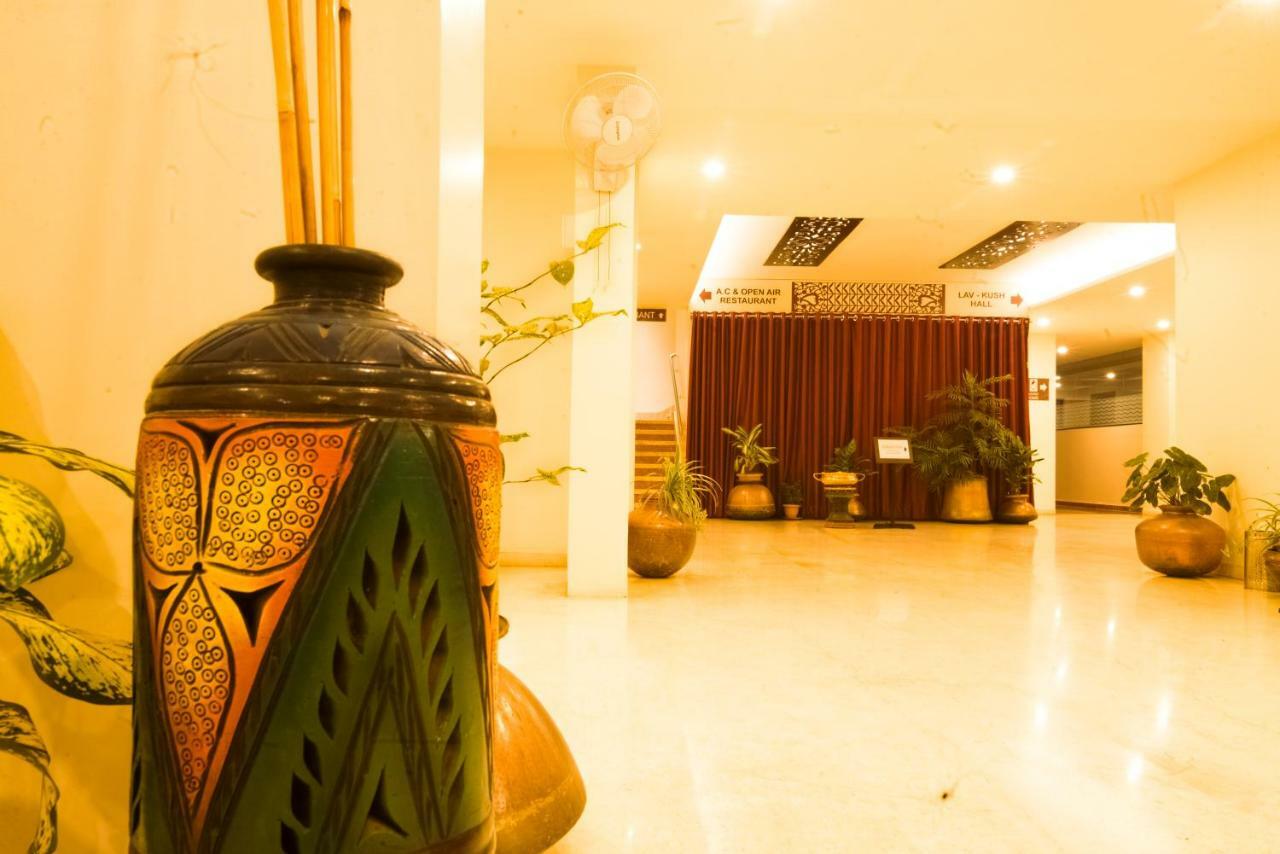 Hotel Ayodhya Kolhapur Buitenkant foto