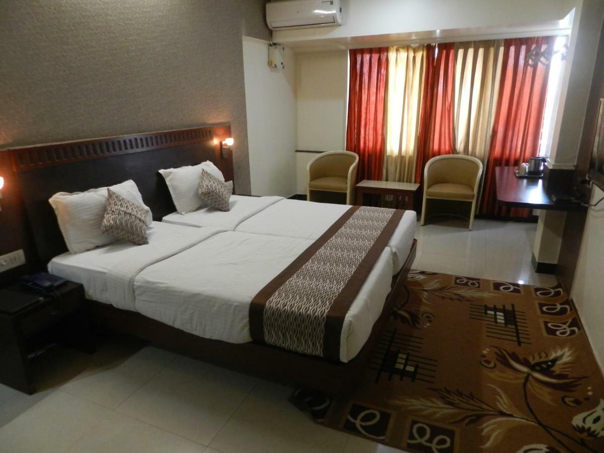 Hotel Ayodhya Kolhapur Buitenkant foto