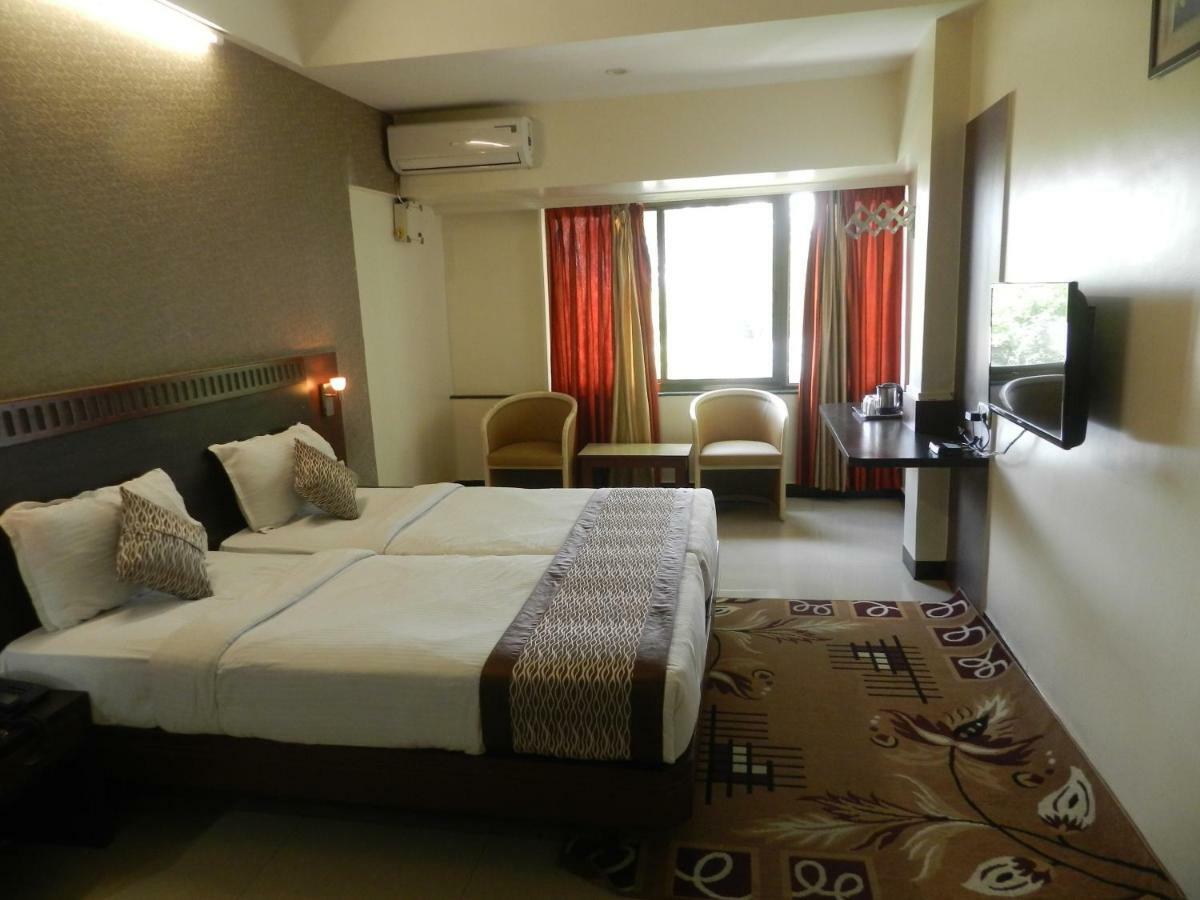 Hotel Ayodhya Kolhapur Buitenkant foto