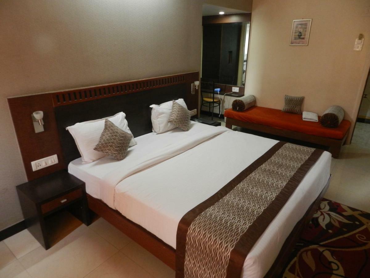 Hotel Ayodhya Kolhapur Buitenkant foto