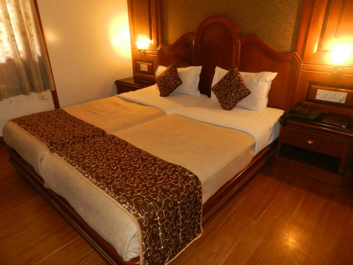 Hotel Ayodhya Kolhapur Buitenkant foto