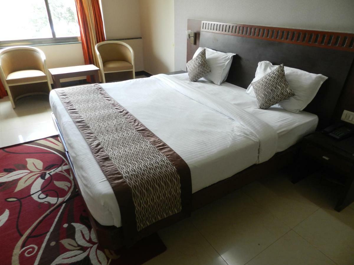 Hotel Ayodhya Kolhapur Buitenkant foto