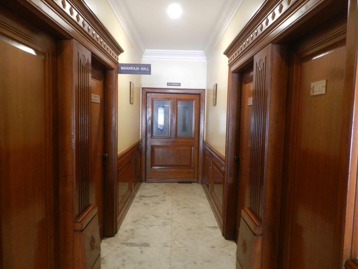 Hotel Ayodhya Kolhapur Buitenkant foto